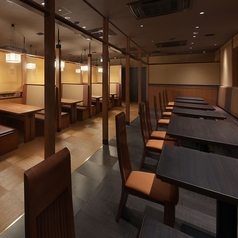テーブル席ございます。ご家族、ご友人とのお食事はもちろん、各種ご宴会もぜひ『かごの屋』をご利用下さい。