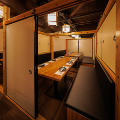 全席扉付き完全個室 3時間飲み放題 本格炭火焼き×創作和食 結びや 新横浜店の雰囲気2