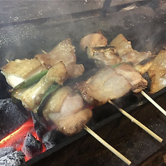 昔ながらの自慢の串焼き 2階の大広間はご宴会にも