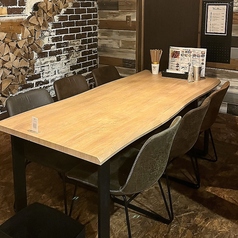 一番奥にある「半個室」は、特別なひとときを過ごしたい方にぴったりのお席です。他のお客様から見えづらく、プライベート感を大切にした空間で、落ち着いてお食事を楽しむことができます。静かな雰囲気の中で、友人や家族との会話をゆっくり楽しんだり、大切な人との特別なディナーを演出するのに最適です。