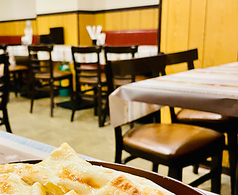 カウンター席はおひとり様でも気兼ねなくお寛ぎ頂けます。デートにも人気のお席です。くつろぎの空間をテーマにデザイナーの手掛けた当店は様々な用途でご利用頂けます。