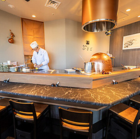 天ぷらを揚げる音や香り。職人技を間近で楽しめます♪