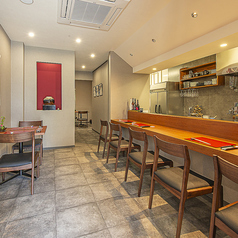 【ゆったり過ごせるカウンター席】大人のデートにもおすすめの雰囲気の良いカウンター席を完備しております。