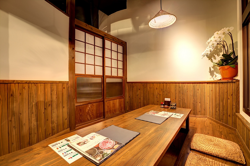 古民家風の寛ぎ空間が溢れる掘りごたつ式個室。