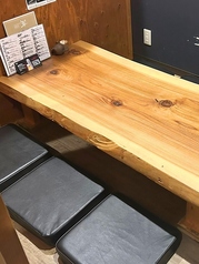 少人数のグループに最適な2階個室。壁に囲まれたプライベート空間なので、密を避けたい会食や女子会にも安心♪ゆったりとした時間が流れる和の個室です◎