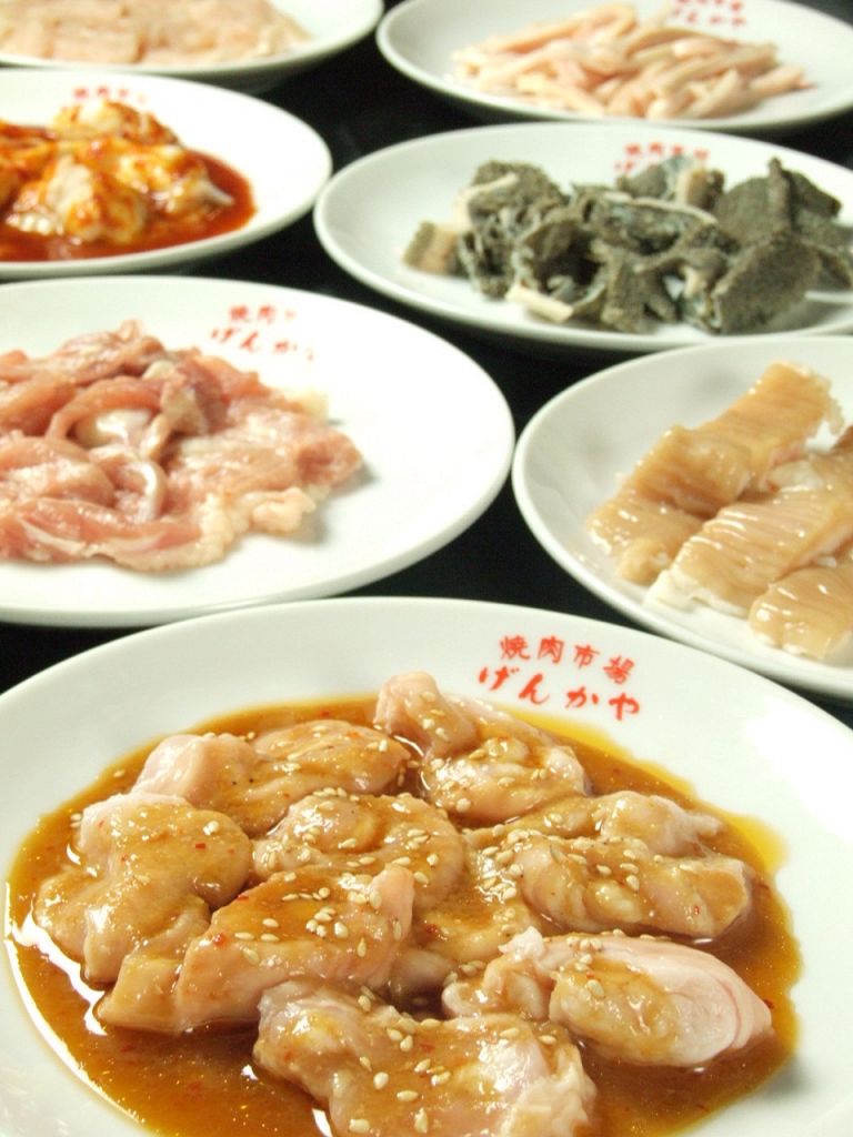 『チョレギサラダ、カルビ…、う～ん、おいしい♪さすがお肉屋』特にホルモンは自慢の一品。