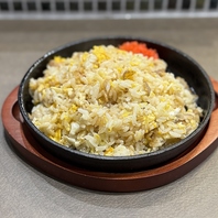 当店自慢！旨味たっぷり、パラパラにんにくチャーハン