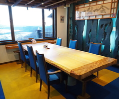 レストラン　ブルースター網走湖を望みながら。お席順はランダムでございます予めご了承下さいませ