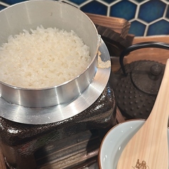 釜で炊いた銀シャリとお供