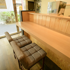 2名様はもちろん、１名様でもご利用しやすい配置にしてありますのでお気軽にご来店ください。