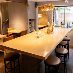 【1階 ビックテーブル】お洒落な照明やドライフラワーで、落ち着いた雰囲気でお食。〇