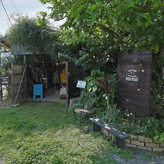 グループでの本格手ぶらBBQや中規模の飲み会にベストマッチ◎。ご親族の集まり、会社の歓送迎会、お仲間での二次会など、みんなでワイワイ賑やかに楽しみたいシーンを盛り上げます♪。丹波の大自然が織りなす圧倒的な開放感の中で、ジューシーなお肉を豪快に囲んで乾杯を！