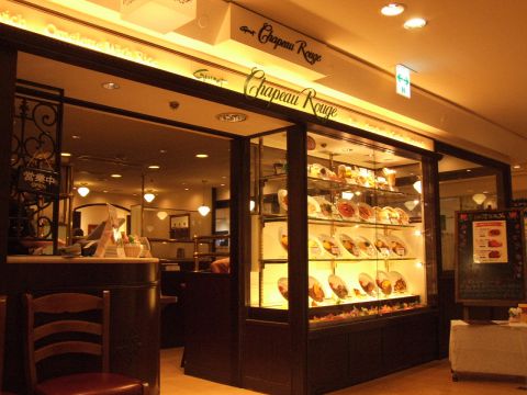 クラシックな造りの店内はどこか懐かしい♪夜のカフェ飯に最適☆