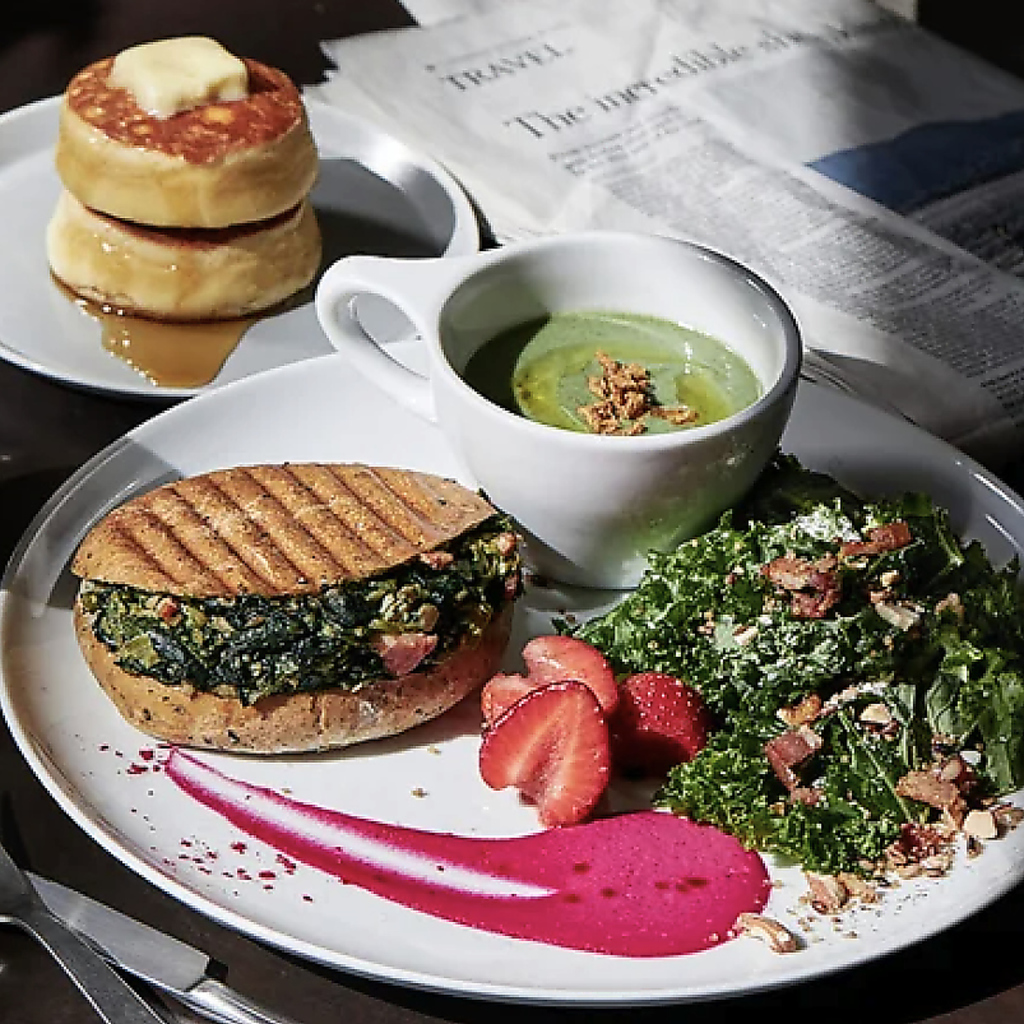 オーダーを受けてからグリルで焼き上げるホットサンドなどのライトミールやスイーツもご用意！