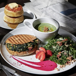 オーダーを受けてからグリルで焼き上げるホットサンドなどのライトミールやスイーツもご用意!