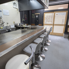 お仕事帰りの一人飲みやデートに最適なカウンター席を11席ご用意！目の前の鉄板でジュウジュウと音を立てて焼き上がるライブ感は五感を刺激します♪店主との会話も楽しめるカジュアルで温かい雰囲気は、女子会やご友人との気軽な飲み会にもぴったり。アツアツの鉄板料理を片手に、贅沢なひとときをお過ごしください◎