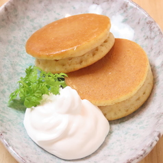 ホイップクリームとハニーパンケーキ