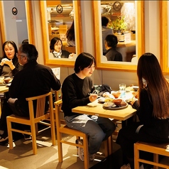 ソファー席と椅子のテーブル席。接待・女子会・誕生日会などにおすすめ結合可能で最大10名様まで可能【金山/金山駅/おばんざい/おでん/鍋/海鮮/食べ放題/飲み放題/食べ飲み放題/個室/忘年会/新年会/歓迎会/送別会/女子会】