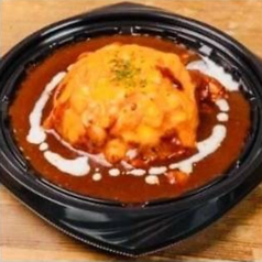 濃厚デミグラスソースがとろける至福のオムライス！