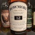 ボウモア12年は、アイラ島のボウモア蒸留所で生産されるシングルモルトウイスキーで、独特の煙燻香と海藻のような風味が特徴であり、多くのウイスキー愛好家に愛されています。12年間の熟成により、豊かな複雑さとバランスの取れた味わいを楽しめます。