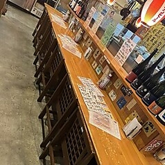 オープンキッチンの広いカウンター席が当店の自慢です。16席ございます。駅からも近いのでお1人様でもお楽しみいただけます。