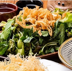 根菜チップスと温玉のシーザーサラダ