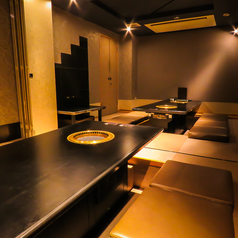 最大18名様までご利用可能な掘りごたつ席です。小・中規模の会社宴会や打ち上げなど各種宴会に最適です。