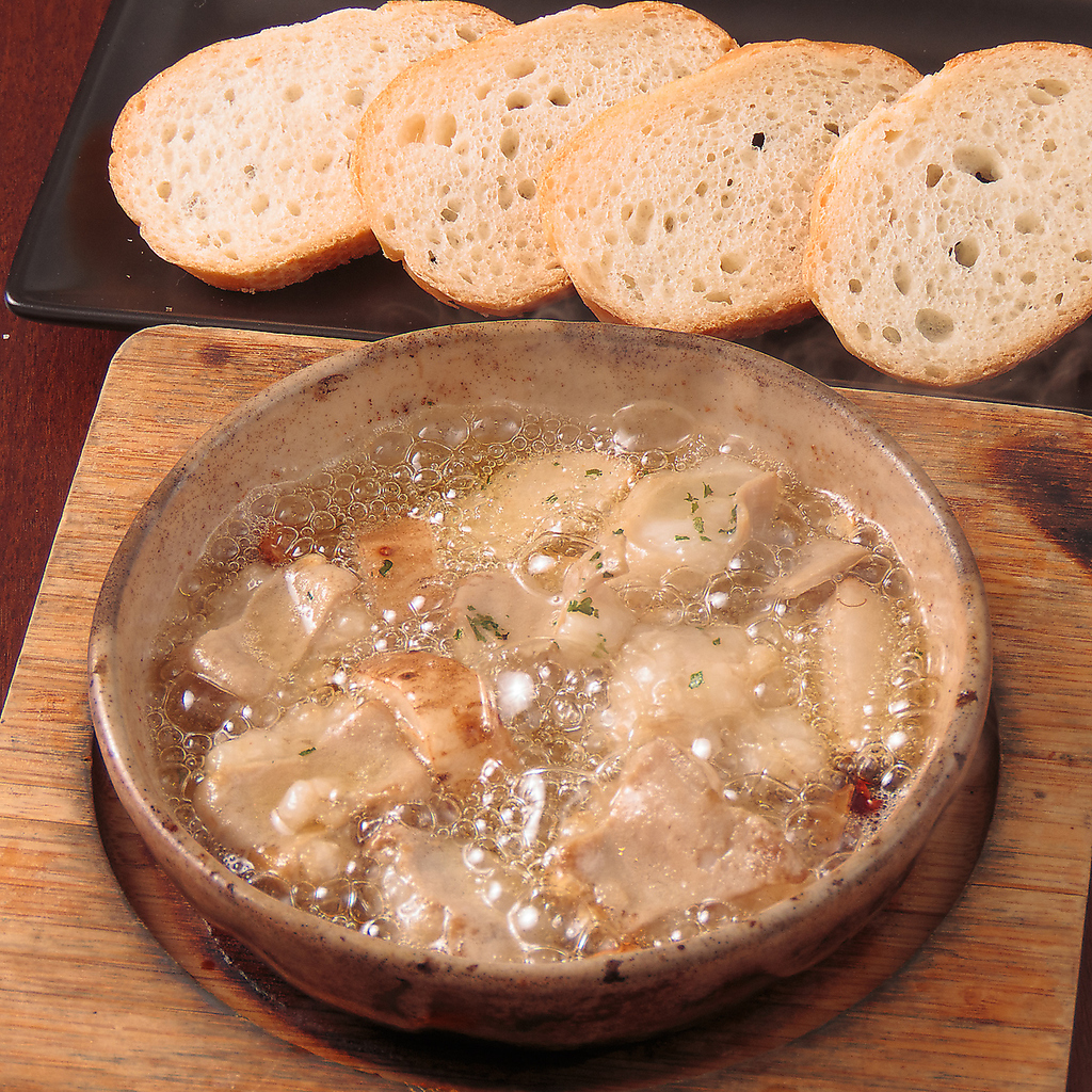 和牛ホルモンを使った熱々の絶品アヒージョ！アツアツをバゲットにつけてオイルまでお楽しみください