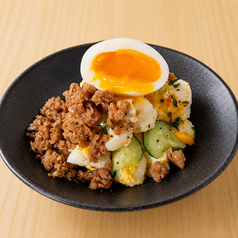 鶏そぼろと半熟卵のポテトサラダ