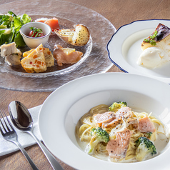 カジュアルな雰囲気の店内でお食事を…