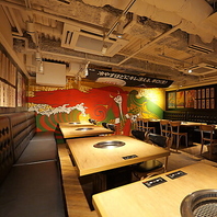 大衆感を追求した空間デザイン！活気あふれるインテリア