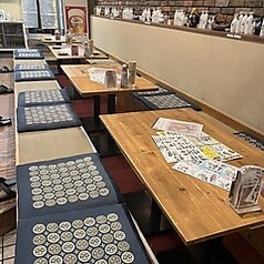 掘りテーブル席ございます。くつろぎながら足を伸ばしてテーブルを使える！4名席×4ございます。テーブルを繋げて最大１６名様まで利用可能！