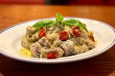 茄子とアーモンドのペーストと鰹のリガトーニ