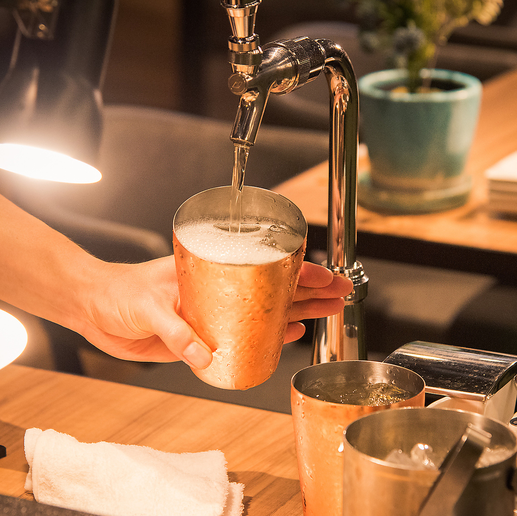 1時間ワンコインの500円で卓上にあるから0秒で飲めちゃう！オリジナルハイボールが飲み放題！