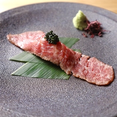 藁焼き和牛肉寿司　キャビア乗せ　一貫