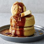 人気のビスケットパンケーキは、ホロっとしっとりとした食感が病みつきになります!