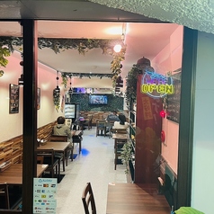 カウンター+テーブル席でパーティーにも◎