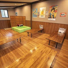 飲み会のご利用に当店にお任せください！お席の連結が可能な4名掛けのテーブル席をご用意しています！お席を連結させることで補助椅子も含めて最大9名でご利用いただくことができます！