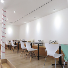 少人数のご利用に最適な2名様用テーブル席を3卓ご用意しております。友人との気軽な食事やティータイムに◎