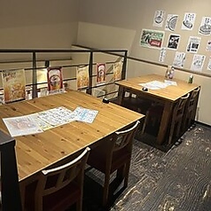 2階ロフト席ございます。テーブルと椅子で落ち着いた雰囲気でゆったりと。4名席×2と6名席×1ございます。テーブルを繋げて最大10名様まで利用可能！