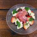 料理メニュー写真 季節フルーツと生ハムのカプレーゼ(期間限定）strawberry&ham caprese