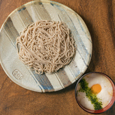 当店では、お手持ちのスマートフォンから注文できる「モバイルオーダーシステム」を導入しています。スタッフを大声で呼ぶ必要がなく、お客様のお好きなタイミングで気兼ねなく追加注文が可能です。会話を中断することなく、スムーズにお食事をお楽しみいただけます。