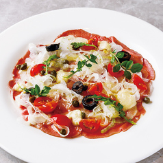 炙り牛タンと新玉葱のカルパッチョ