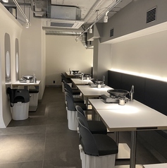 機内シート風の特別席は映画のワンシーンのような雰囲気！友達同士で横並びに座れば、普段と違う距離感で会話が弾むはず。人数に合わせて最適な席が用意され、フォトジェニックな時間を満喫できます。