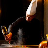 一流シェフの鉄板料理を目の前で楽しむ