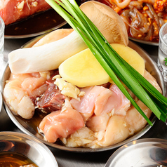 ≪人気メニュー◎特製ニンニクダレとシンプルな塩の味付けがマッチ♪≫ 牛ホルモン塩焼き ￥2,700（税込）の写真