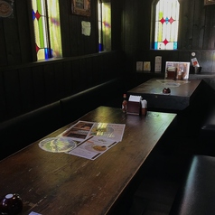 落ち着いた雰囲気のテーブル席。ステンドグラスから日差しが差し込みます。