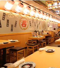 二名利用向けのテーブル席を四卓設けており、落ち着いて食事を楽しみたい利用に対応しています。仕事終わりの食事や少人数での飲み会など、会話を中心に過ごしたい場面で使われています。店内の一角に配置され、周囲を気にせず料理を味わえる構成です。田町での普段使いや短時間の利用にも適した席です。