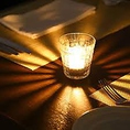 テーブルの照明はお店の雰囲気を決める重要な要素。かなりの時間をかけて探しました。『お客様に心からリラックスしていただく』為に。ガラスの上品さや見る者をホッとさせる暖かさ、美しい輝きを併せもったペンダントライトを使用しております。