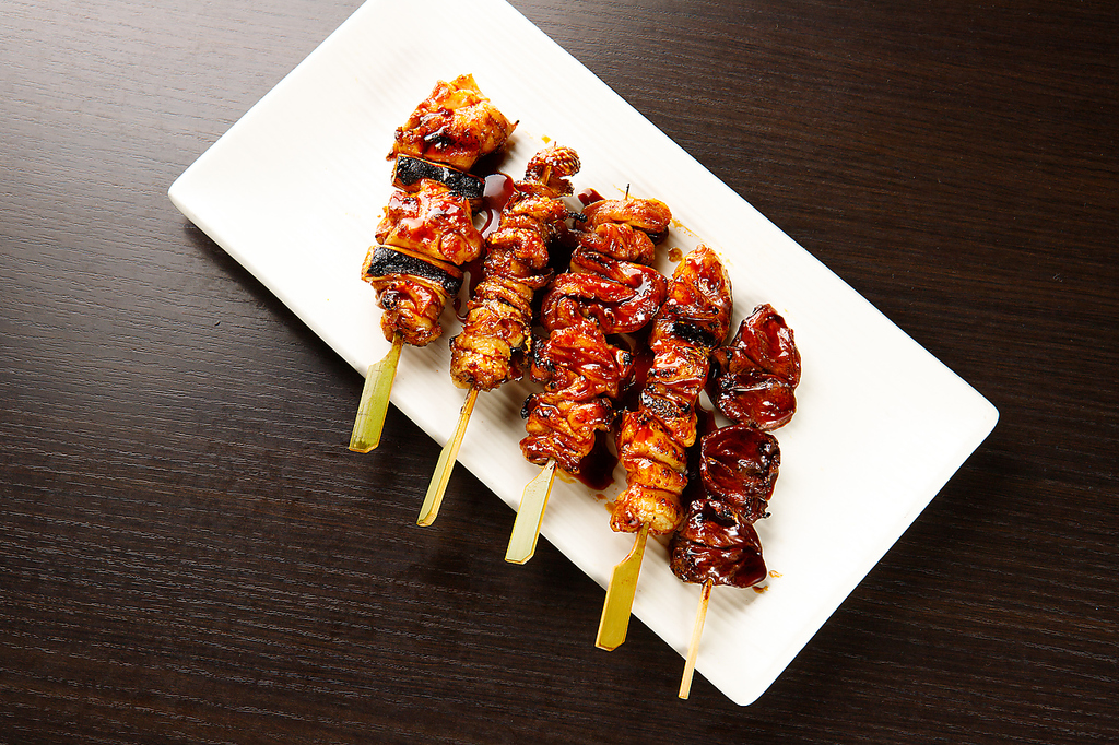 炭火で焼き上げた串焼き1本210円～オススメ5本盛り合わせは1050円